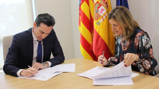 Francisco Segura, presidente de AVIA y la Dra. Eva María Giner, rectora de VIU, firmando el convenio